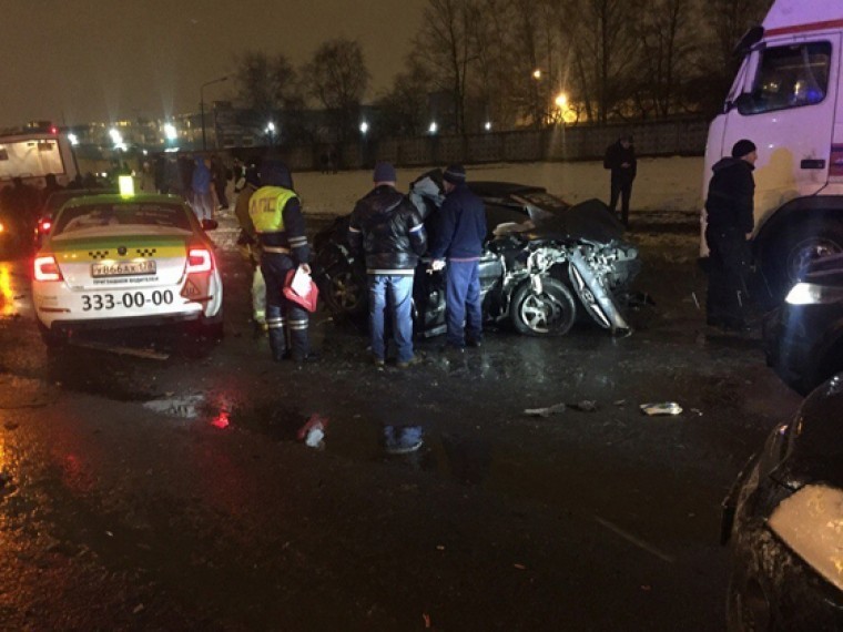 Страшная авария на юге Петербурга остановила движение на Софийской улице