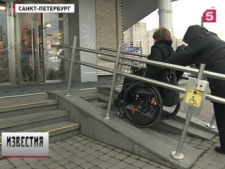 Магазин одежды в Петербурге отказал женщине на коляске в обслуживании