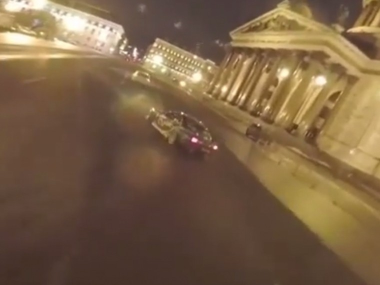 Дерзкий уличный гонщик выложил в Instagram видео с заездом по ночному Петербургу
