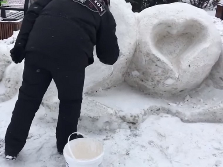 Красноярские коммунальщики покрасили снег белой краской