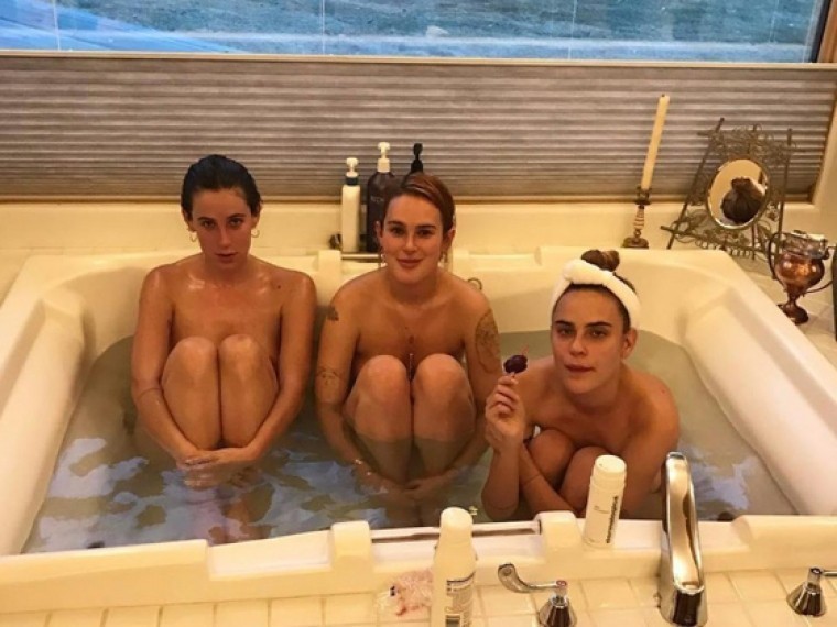 Сестры Мур-Уиллис сфотографировались голыми в ванне