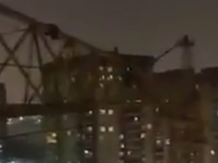 Видео: к жителям петербургской новостройки в окно стучится подъемный кран