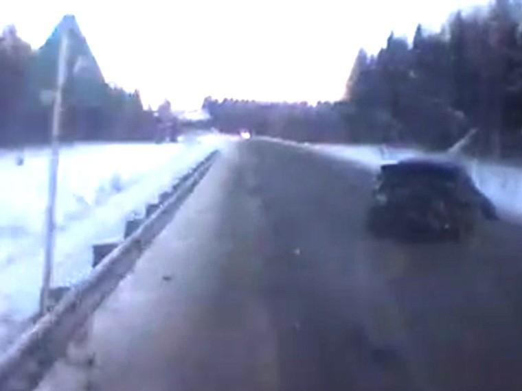 Страшное ДТП после «гонок» по обледеневшей трассе в Свердловской области попало на видео