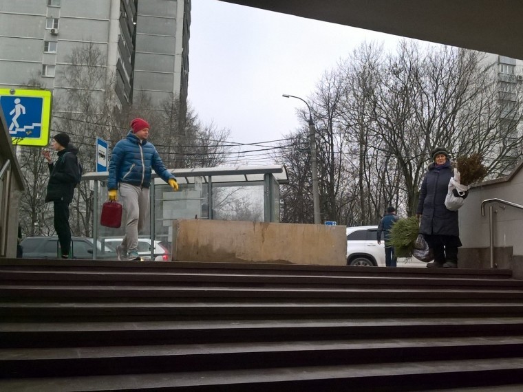 В Москве у подземных переходов установили бетонные блоки