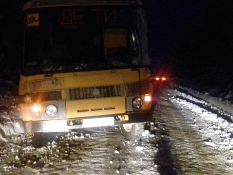 Школьный автобус столкнулся с лесовозом в Карелии — фото с места ЧП
