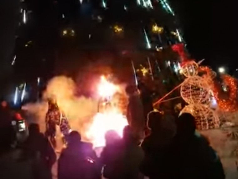 В Петропавловске-Камчатском на глазах детей сгорели Дед Мороз и Снегурочка