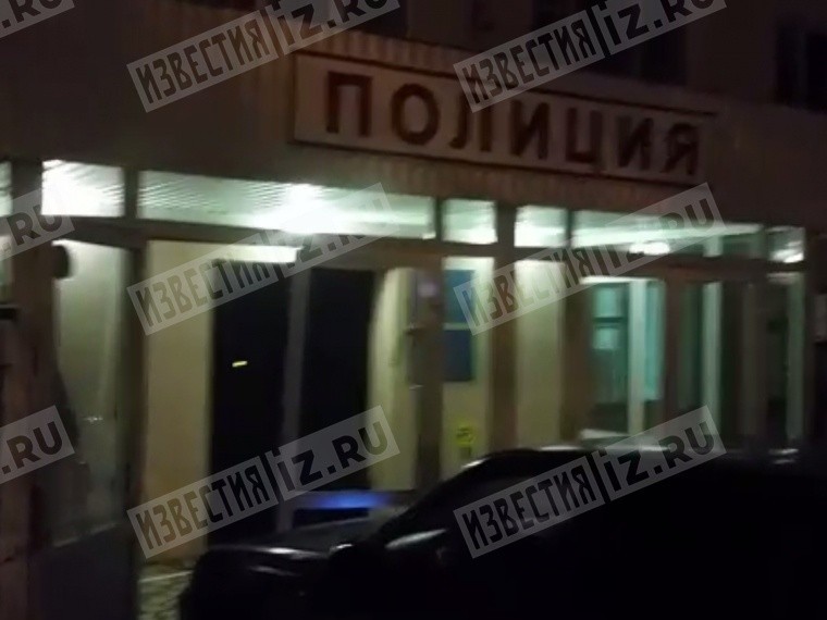 Видео: пьяный нарушитель протаранил двери отдела полиции в Уфе
