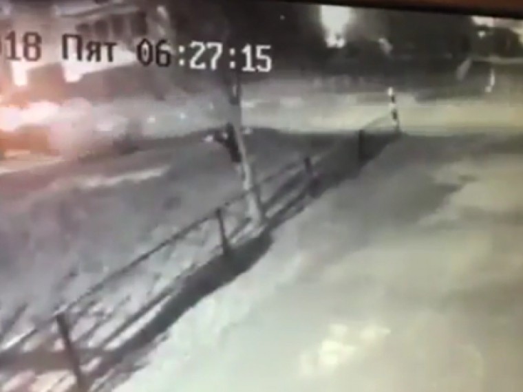 Момент мощной аварии в Балашихе попал на камеры видеонаблюдения