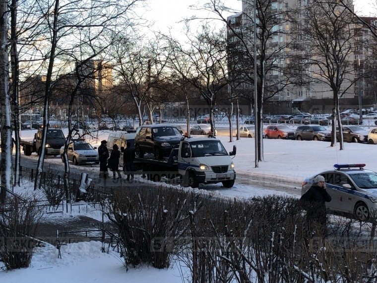 Подозрительный мужчина забаррикадировался у себя в машине в Петербурге