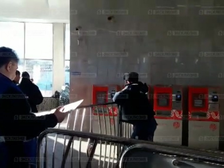 Пятый канал публикует видео со станции метро «Владыкино», где обнаружен взрывоопасный предмет