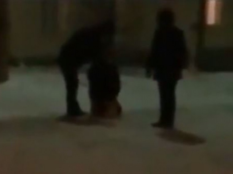 Челябинская прокуратура проверит информацию о полицейском, поставившем на колени школьника
