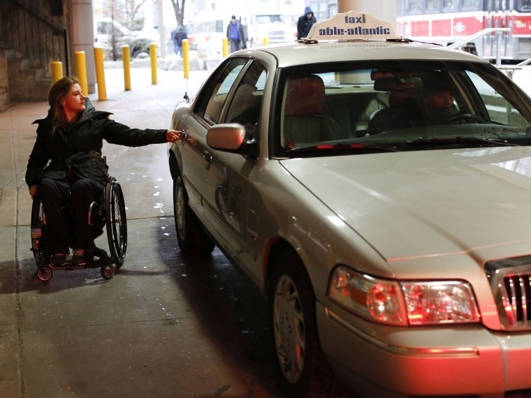 Инвалид-колясочник три часа прождала социальное такси на Московском вокзале в Петербурге
