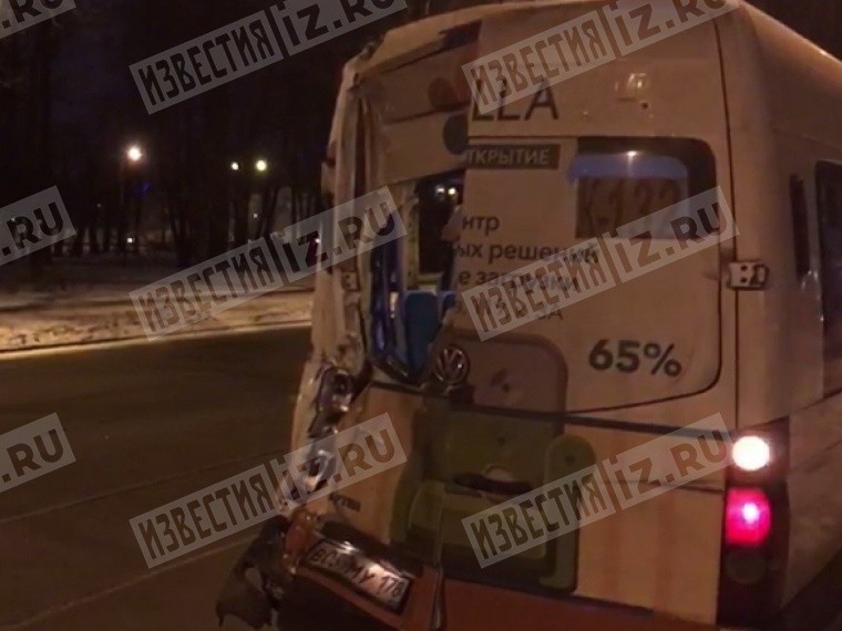 Видео: четыре человека пострадали при столкновении двух маршруток в Петербурге