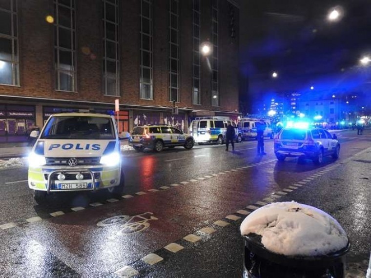 В центре Стокгольма двое мужчин получили ножевые ранения