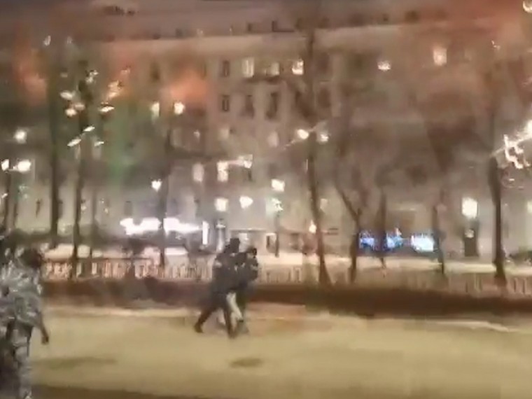 Задержание в Москве активиста на митинге в память Маркелова и Бабуровой попало на видео