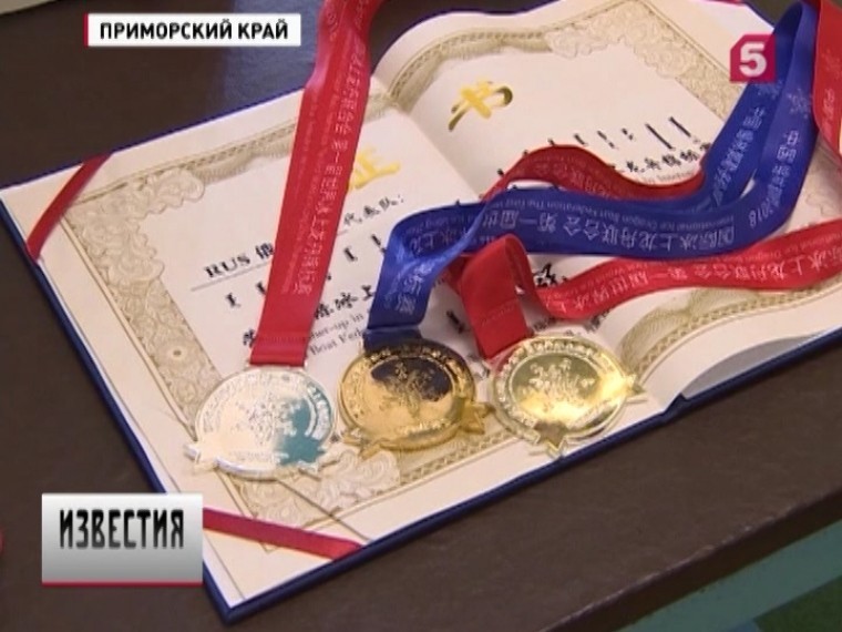 Экзотичное и радостное видео: Россияне победили в Чемпионате мира по гребле на лодках-драконах по льду