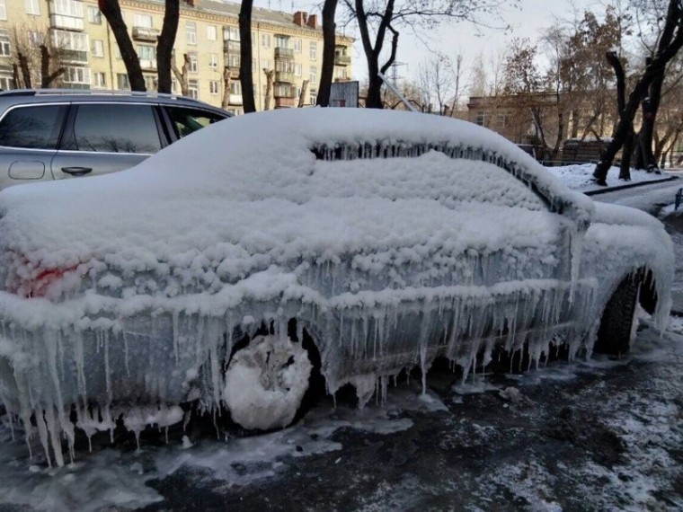 Припаркованные у подъезда автомобили вмерзли колесами в лед в Челябинске