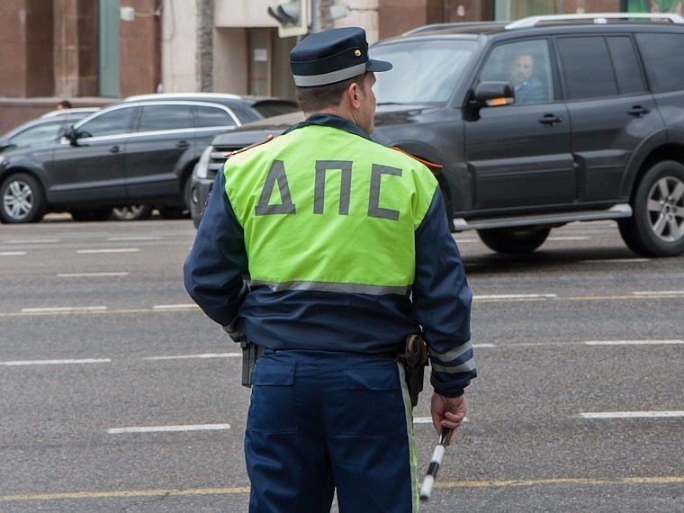 В центре Москвы автомобиль вылетел на остановку
