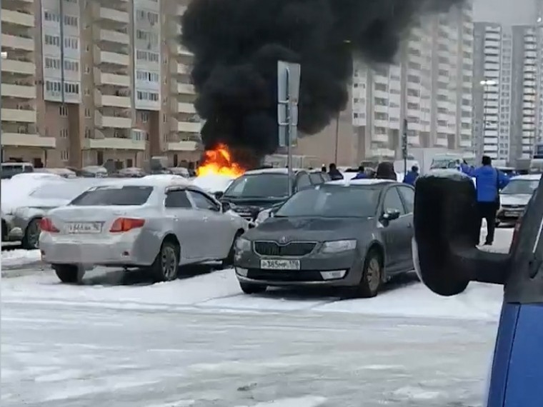 На парковке гипермаркета в Петербурге вспыхнул автомобиль — видео