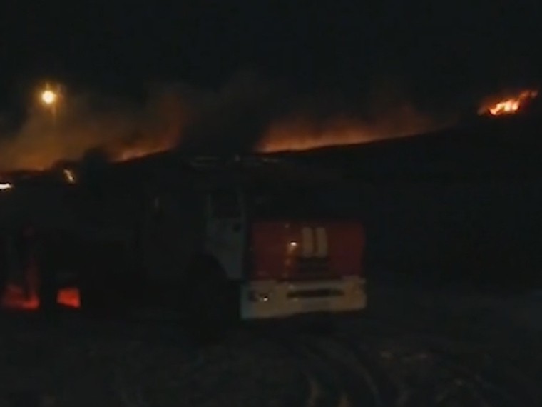 Опубликовано первое видео из Саратовской области, где горят 2 тысячи кв м птицефабрики