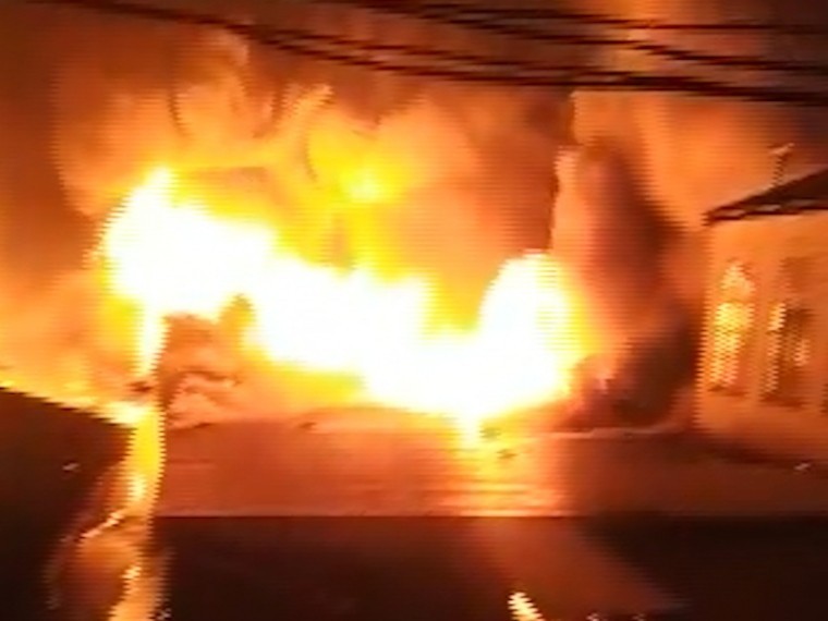 Страшный пожар на вещевом рынке в центре Кизилюрта потушен