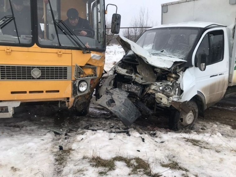 Грузовик врезался в автобус со школьниками в Ставропольском крае