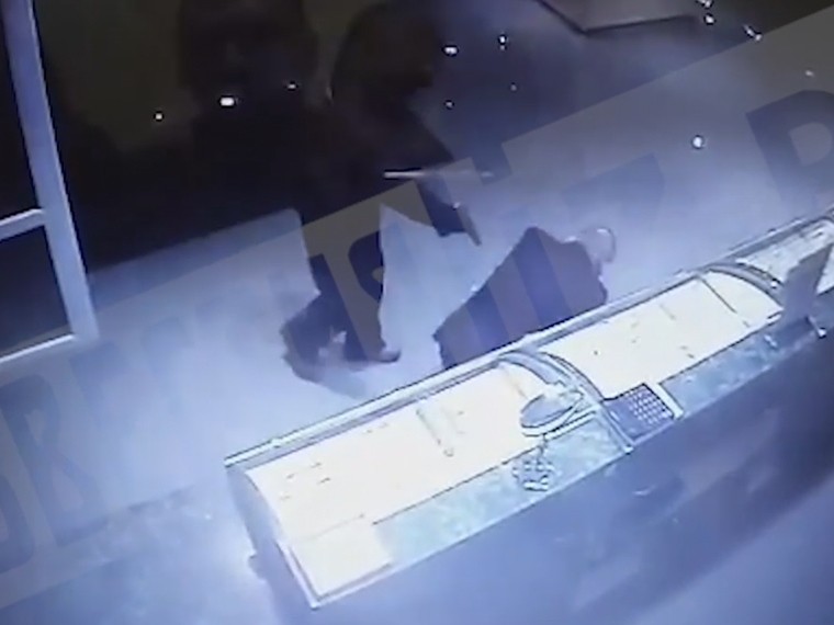 Шок-кадры. Ограбление магазина, после которого преступники расстреляли полицейских в Петербурге, попало на видео