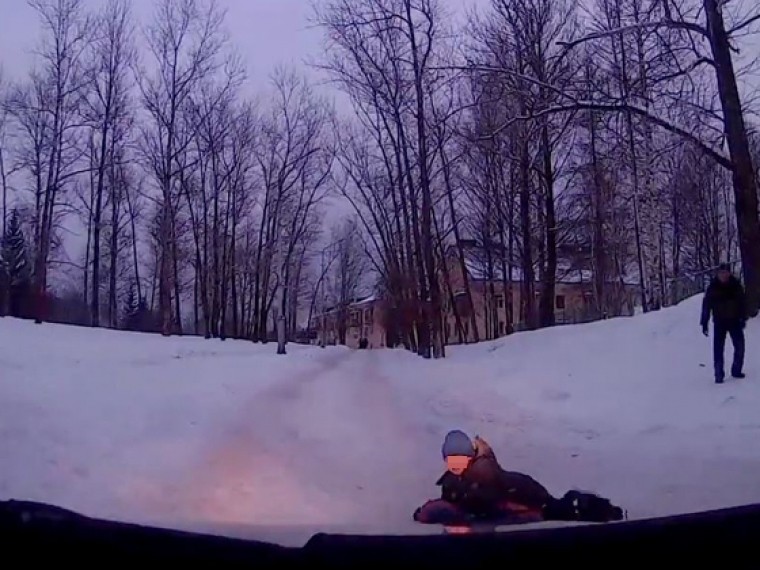 В Ленинградской области ребёнок скатился с горки прямо под колеса машины