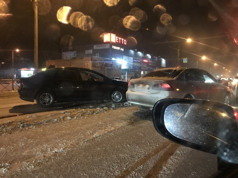 Снегопад вызвал два массовых ДТП на юге Петербурга