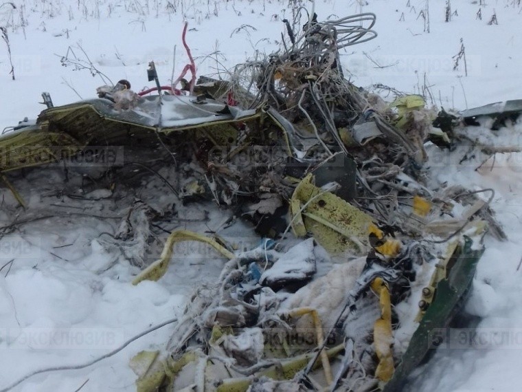 В районе падения самолета Ан-148 обнаружены двигатель и часть шасси