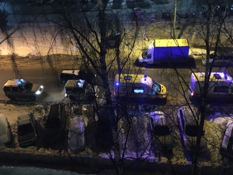 Очевидцы сообщают о кровавой драке на севере Петербурга