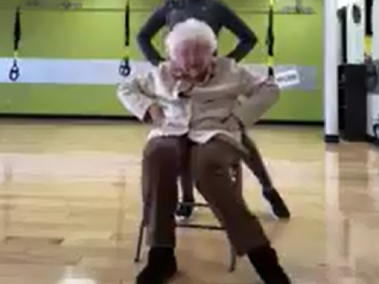 Жизнерадостная старушка покорила интернет своей тренировкой