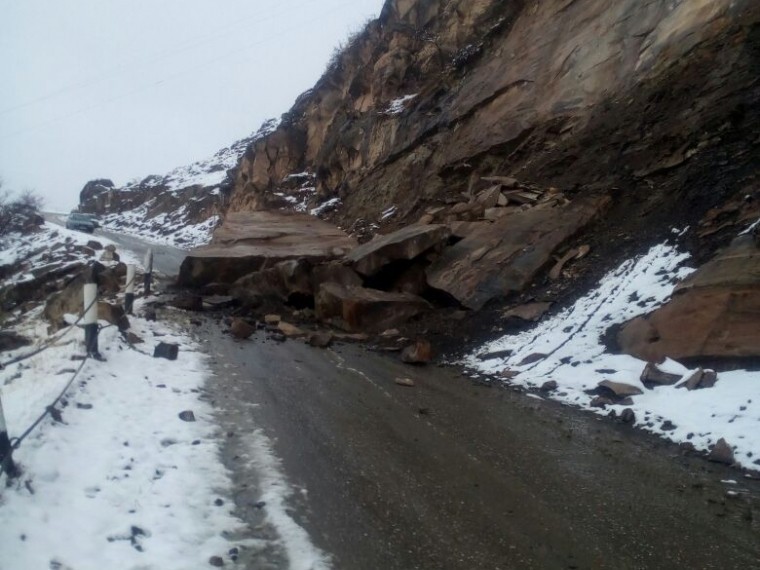 В Гунибском районе Дагестана обвалом перекрыло автомагистраль