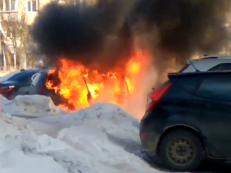 Очевидцы сняли на видео полыхающий автомобиль в Подмосковье