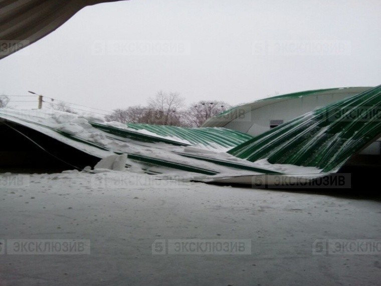 В Подмосковье под весом снега рухнула крыша катка
