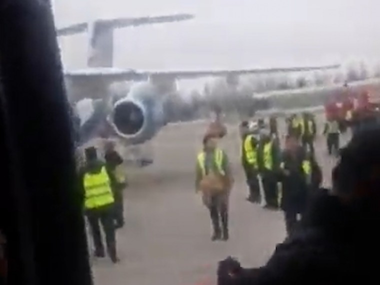 Появилось видео паники в салоне самолета Бишкек — Баткен с оторванным двигателем