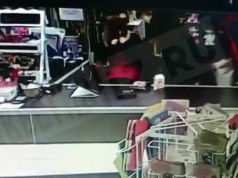 Видео: дерзкий разбойник стащил из цветочного магазина в Петербурге пять тысяч рублей