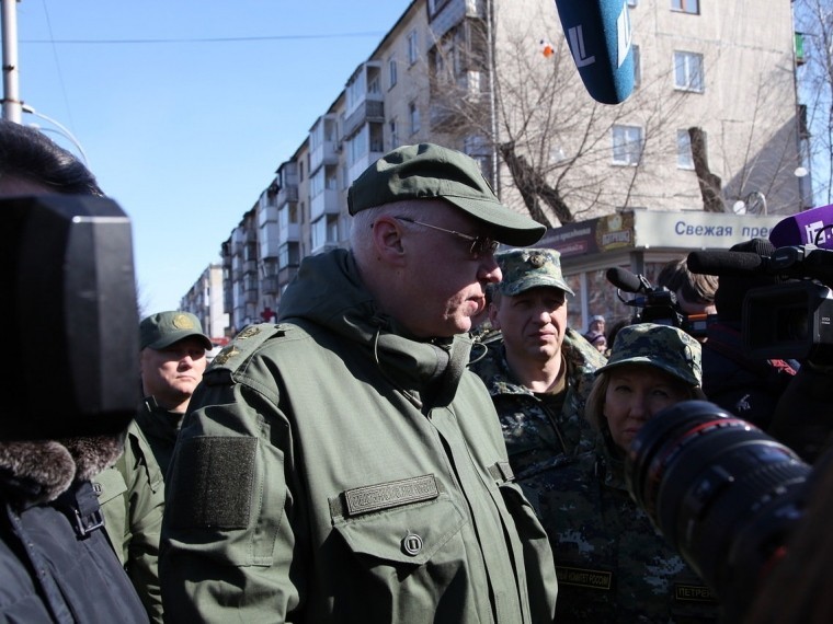 Глава СКР Александр Бастрыкин прибыл в Кемерово и возложил цветы у народного мемориала