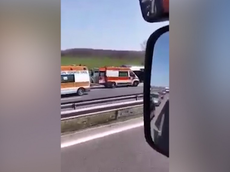 Первое видео с места страшной аварии с пассажирским автобусом в Болгарии
