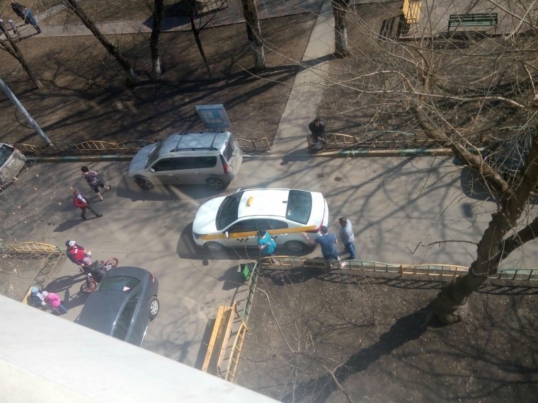Таксист сбил ребенка во дворе на юго-востоке Москвы