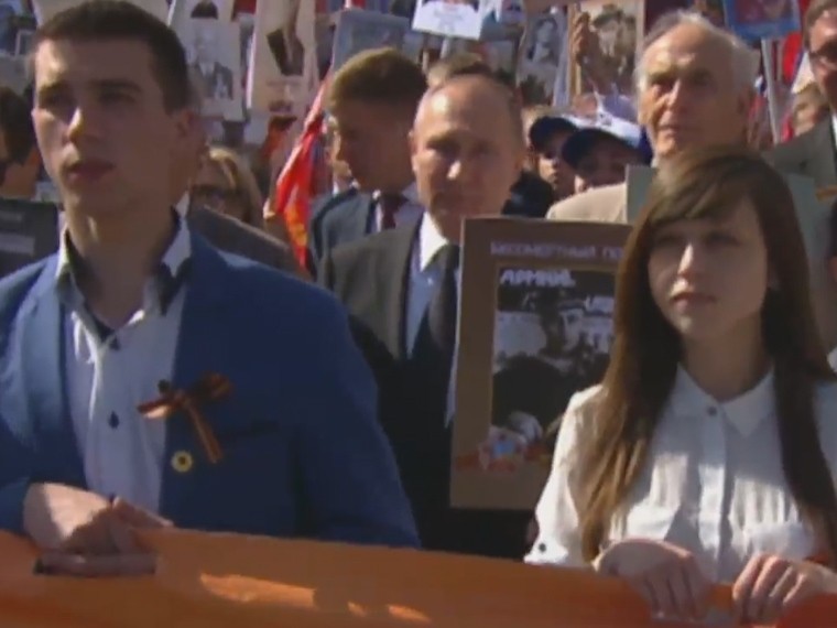 Путин принял участие в шествии «Бессмертного полка» в Москве