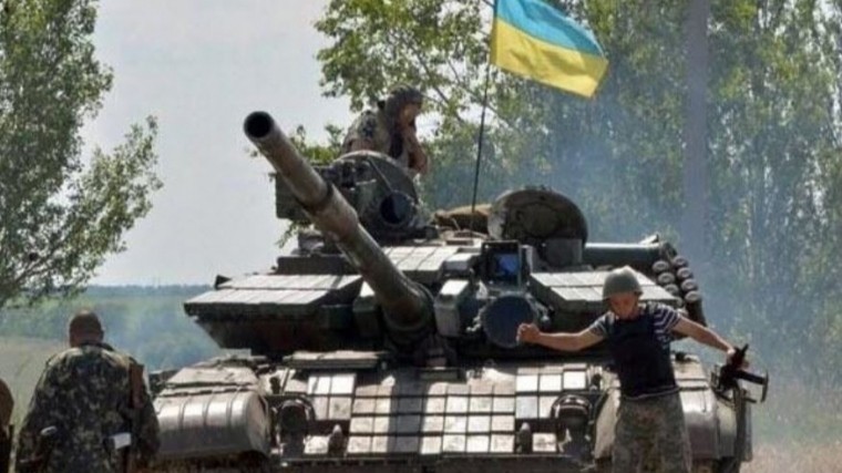 Украинские военные обстреляли поселок под Луганском из гранатомета — видео