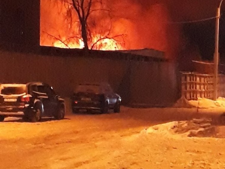 В Екатеринбурге горит мебельная фабрика на площади в тысячу квадратных метров