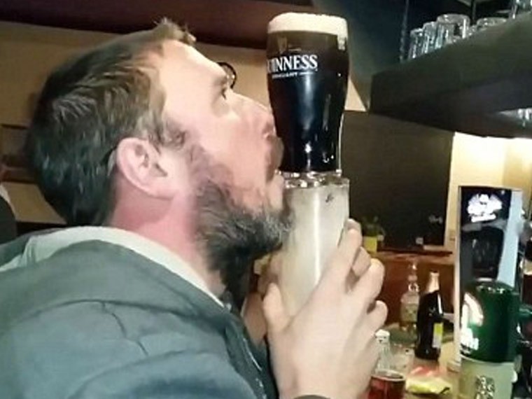 Мастерство не пропьёшь: британец поразил гостей паба трюками с бокалами пива