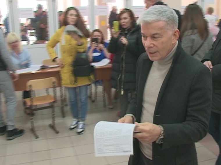 Олег Газманов проголосовал на выборах президента в красноярской школе