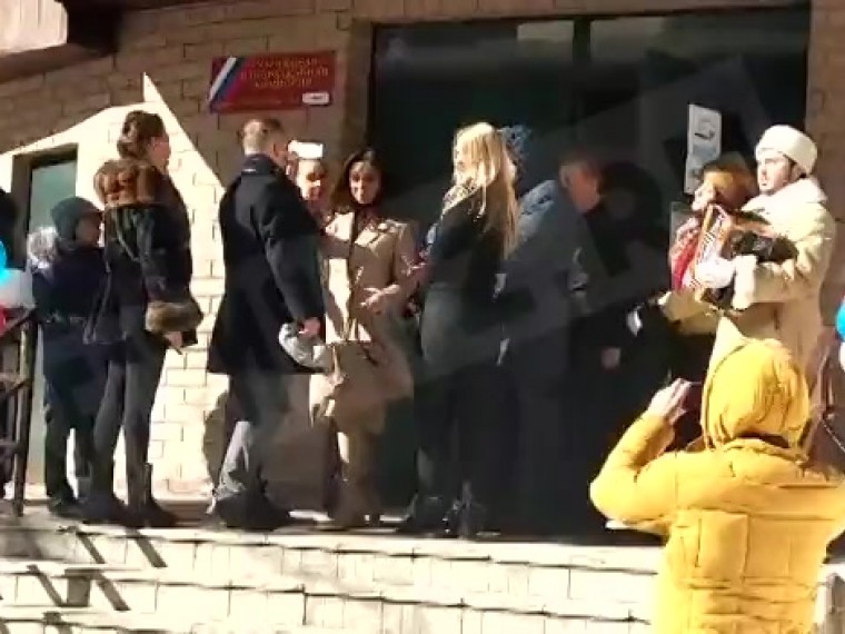 Певица Зара в Московской области проголосовала с песнями и плясками — видео