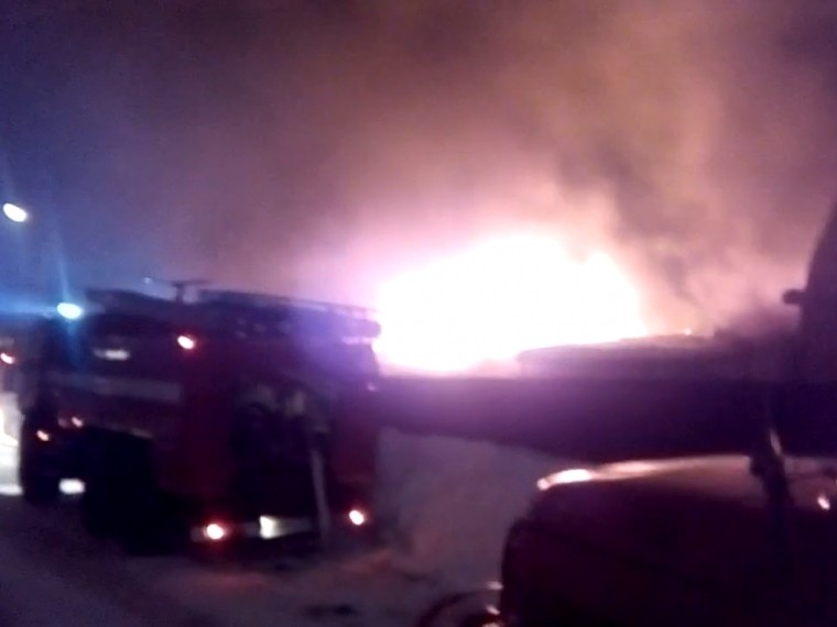 Очевидец опубликовал кадры мощного пожара на рынке в Ульяновске