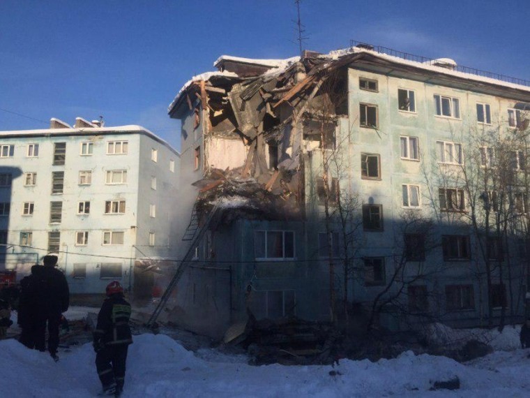Из-под завалов дома в Мурманске извлекли тело женщины