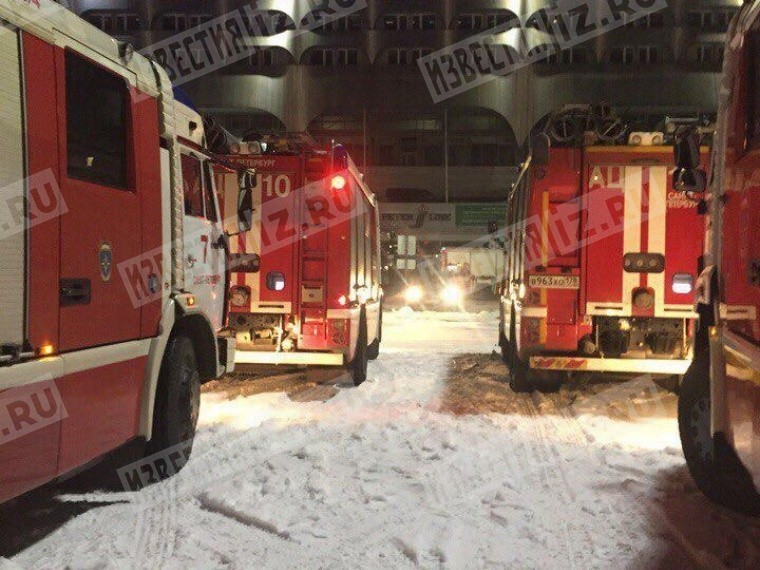 Пятый канал публикует эксклюзивные кадры с места пожара на морском вокзале в Петербурге