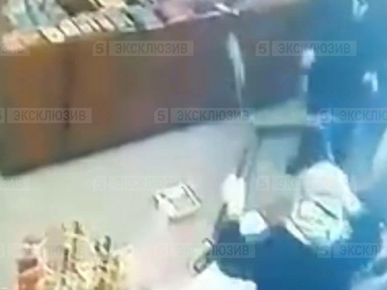 Опубликовано видео избиения грабителя смелой бабушкой-продавцом церковной лавки